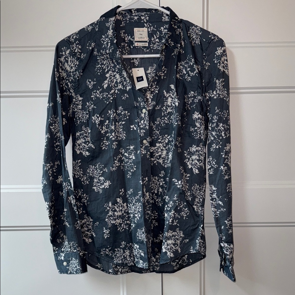 Gap Women's Long SleeveGray White Flower Button Down Fitted Boyfriend Shirt